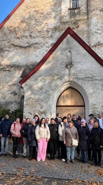 People infront of a building 