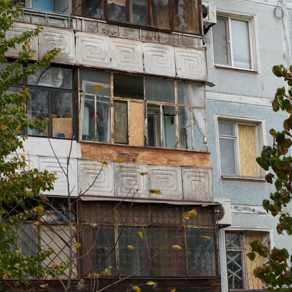 Sõjakahjustused Ukrainas. Purustatud aknad on kinni löödud, et sooja toas hoida